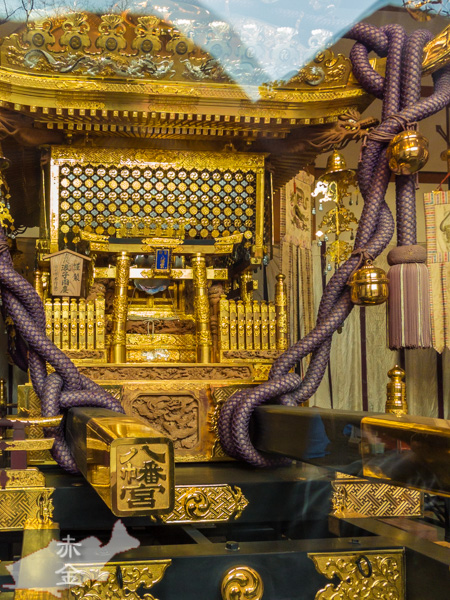 ガラス貼りの神輿蔵に麗々しく飾られている金ぴかの宮神輿