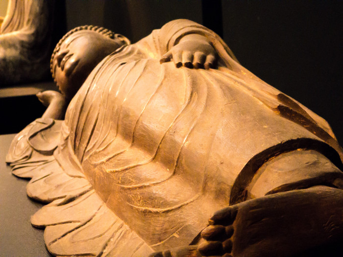 国立博物館本館に展示中の岡寺所有の釈迦涅槃像