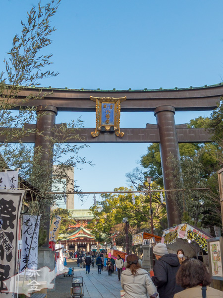 富岡八幡宮の鳥居。参道沿いには、たくさんの露店が並びます